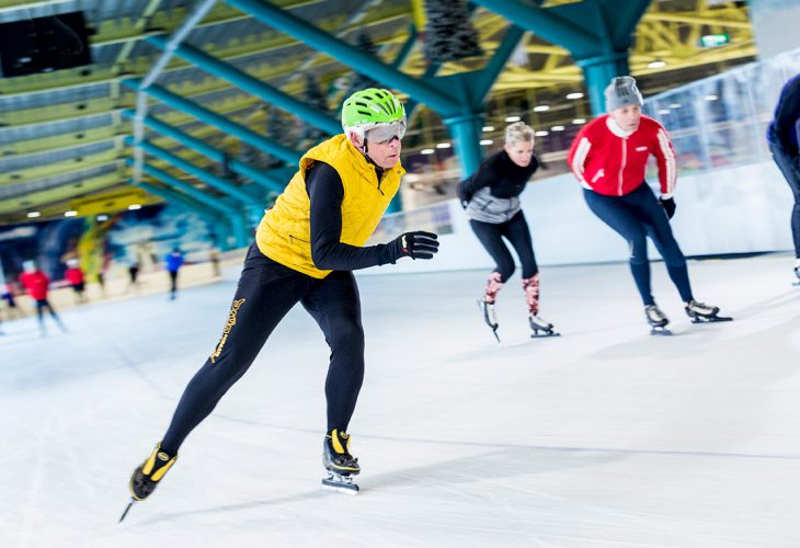 Personen schaatsen op schaatsbaan