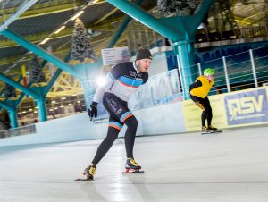 Persoon schaatst op schaatsbaan