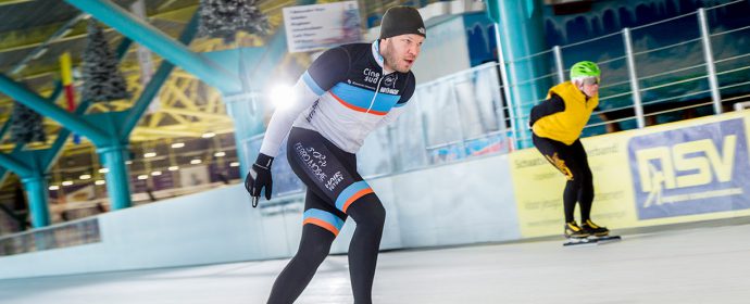 Persoon schaatst op schaatsbaan