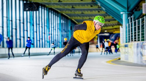 Persoon schaatst op schaatsbaan